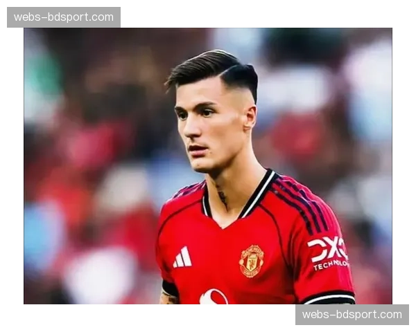 特写:比赛第90分钟,老将替补登场,接受全场球迷起立鼓掌